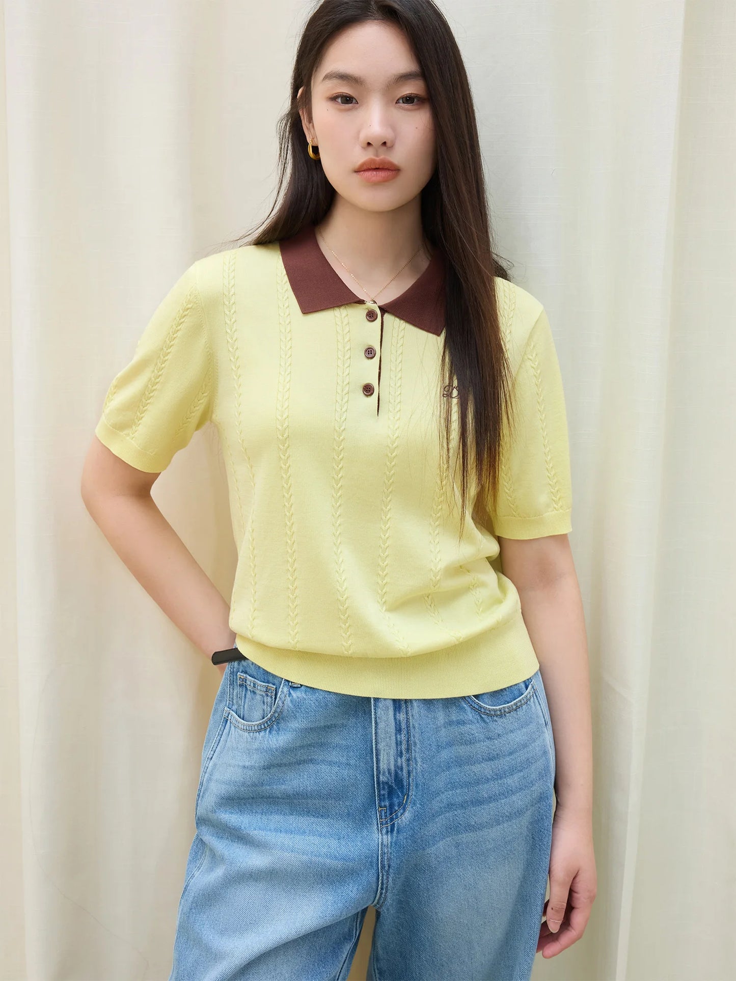 Sleeveless V-neck T-shirt